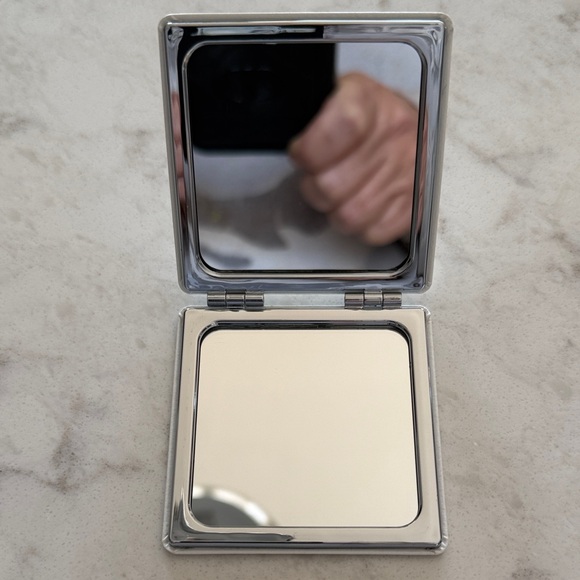 CHANEL Ivory Compact with Iconic Logo - Picture 3 of 4